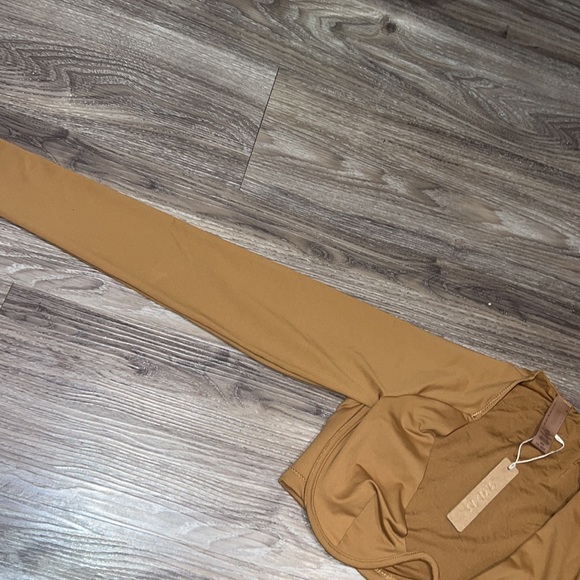 🌷skims long sleeve signature swim top - Picture 3 of 5